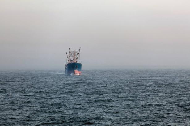 غلوبس: شركات التأمين توقف خدماتها للسفن الإسرائيلية والأميركية في البحر الأحمر