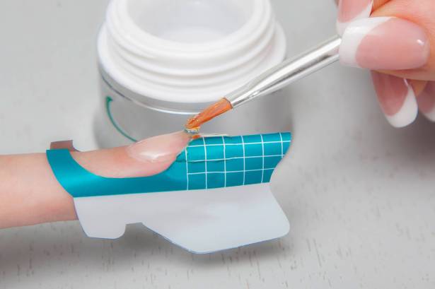 نيوزيلندا تحظر المواد الكيميائية التي لا تتكسر مثل طلاء الأظافر  