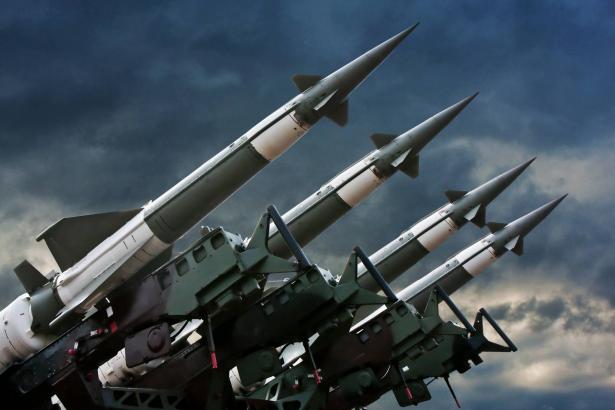 إيران تقوّي التعاون العسكري مع روسيا بتوريد 400 صاروخ باليستي