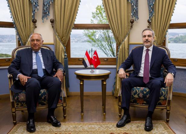 وزير الخارجية التركي ونظيره المصري يبحثان تعزيز المساعدات لغزة