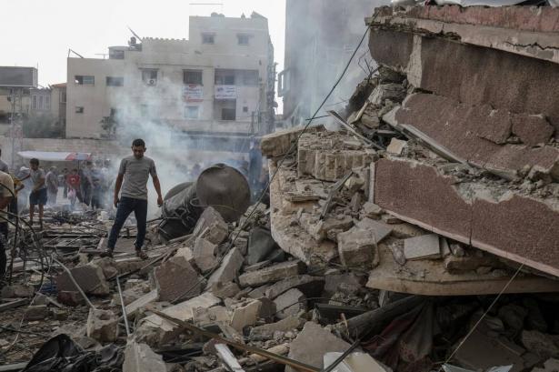 حرب غزة بيومها الـ194 | تكثيف الغارات على دير البلح ورفح واشتباكات في شمال القطاع