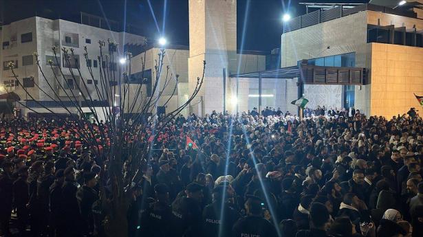 عمان: الشرطة الأردنية تمنع وصول المتظاهرين لسفارة إسرائيل