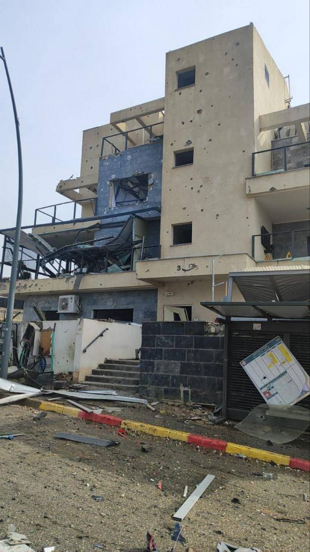 مقتل عامل عربي من الجولان وإصابات جراء قصف صاروخي على مصنع في كريات شمونة