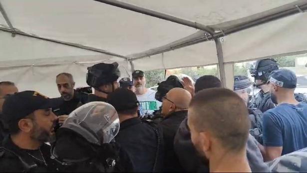 معتقلةً 5 أشخاص..الشرطة تزيل خيمة عزاء وليد دقة في باقة الغربية