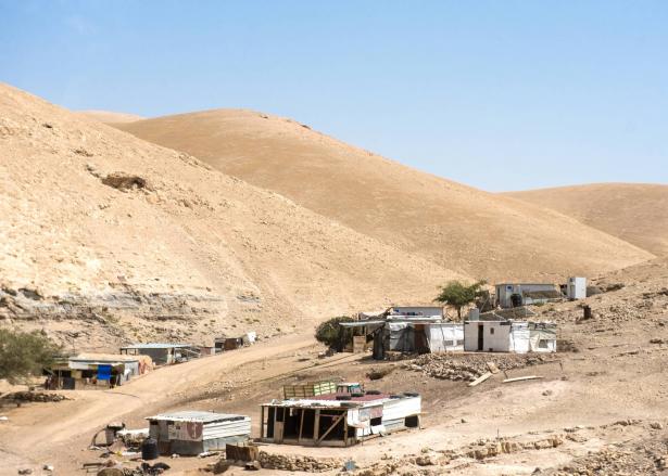 مستوطنون إسرائيليون يجبرون 5 عائلات فلسطينية على الرحيل من الضفة