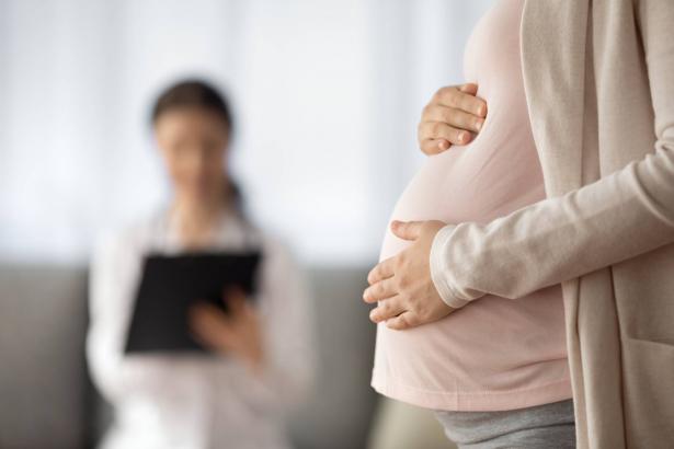 تأثير غثيان الصباح الشديد على صحة الأم والجنين