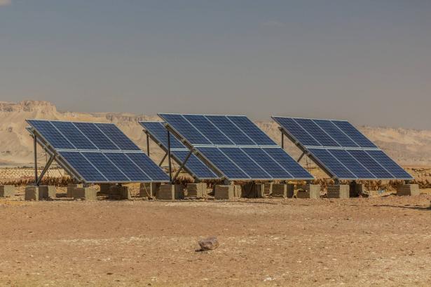 مصر تبدأ بإنشاء محطتي كهرباء بالطاقة الشمسية بتكلفة 