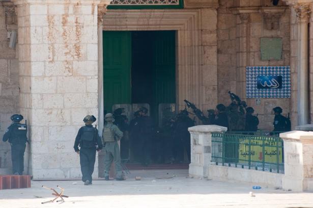 الشرطة الاسرائيليّة تقتحم المسجد الأقصى لتأمين اقتحامات المستوطنين