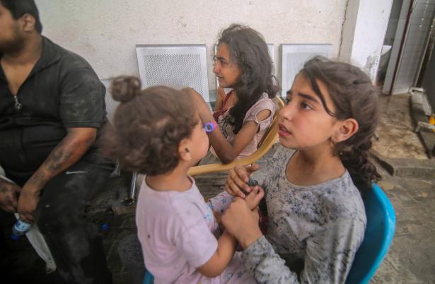 حرب غزة في يومها الـ152| قصف مستمر وتحذيرات دولية من اتساع المجاعة في القطاع