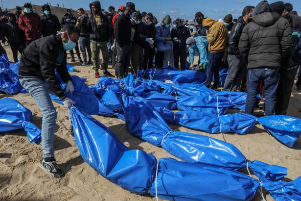 198 يومًا على الحرب | | انتشال جثامين 50 فلسطينيا دُفنوا جماعيًا بمجمع ناصر