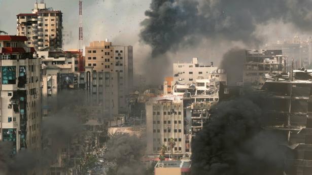 حرب غزة في يومها الـ197 | غارات عنيفة على عدة مناطق ومواجهات وسط القطاع