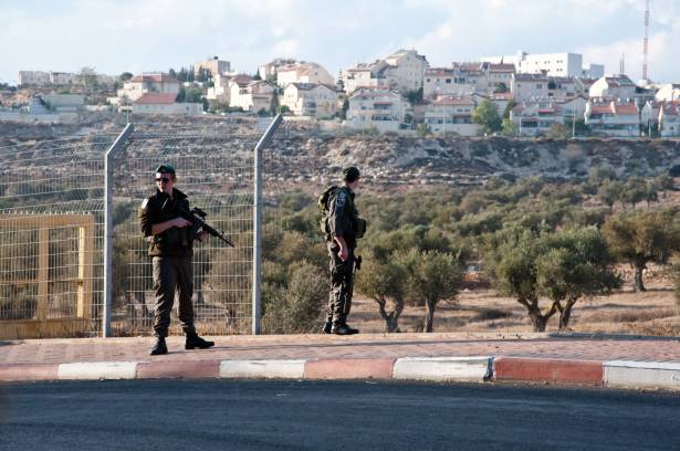 ارتقاء شابة فلسطينية بعد إصابتها برصاص الجيش الإسرائيلي على حاجز تياسير بالأغوار