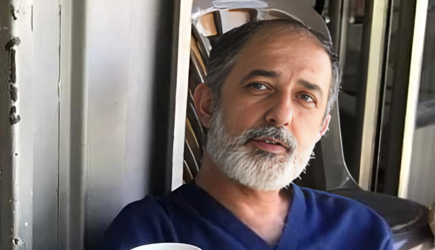 قوات الجيش الإسرائيلي تسلم عائلة المعتقل الطبيب أيسر البرغوثي إخطارا بهدم شقتها السكنية.