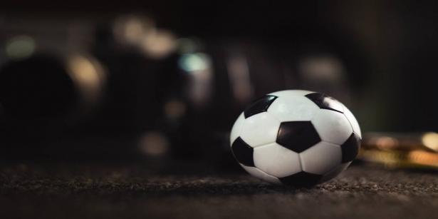 5 قصص ملهمة للاعبين كرة قدم بلغوا العالمية رغم الحروب