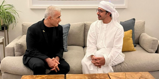 لقاء يجمع لبيد ووزير الخارجية الإماراتي في أبو ظبي