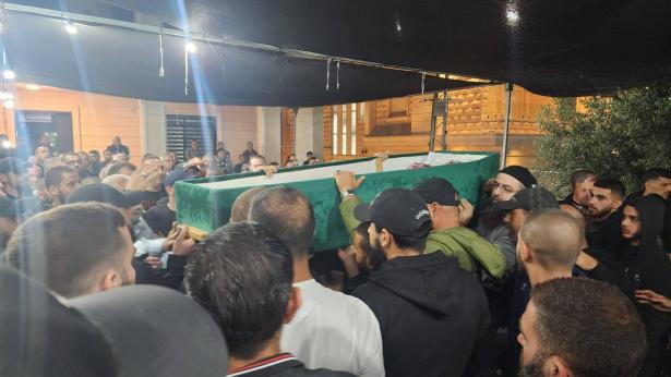 تشييع جثمان الشاب كريم أبو صالح في سخنين بعد وفاته في السجن