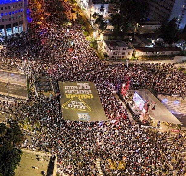 آلاف الإسرائيليين يتظاهرون أمام منزل نتنياهو ل