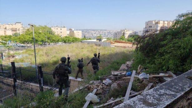 الجيش الإسرائيلي يشن حملة مداهمات تشمل اعتقالات في الضفة الغربية