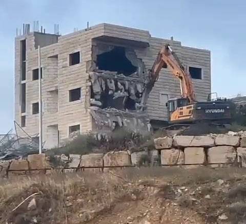 الجيش الإسرائيلي يهدم منزلًا في بلدة حزما في القدس