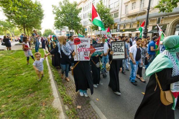 فض اعتصام تضامني في برلين: المتظاهرون يطالبون بوقف الحرب على غزة والشرطة تتدخل