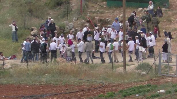 غسان دغلس: المستوطنون باتوا ينشرون حواجزهم ويقومون هم بتفتيش المواطنين الفلسطينيين