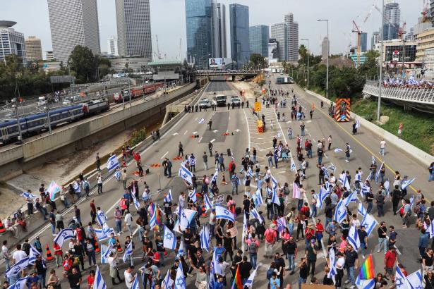 عائلات الأسرى الإسرائيليين: لا احتفال بيوم الاستقلال وأبناؤنا محتجزين