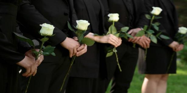 تابوت متحرك وشخص يعود من الموت قبل دفنه.. ما القصة؟