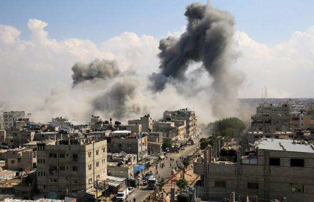 حرب غزة في يومها الـ 214 | الجيش الإسرائيلي يسيطر على معبر رفح وسط غارات عنيفة