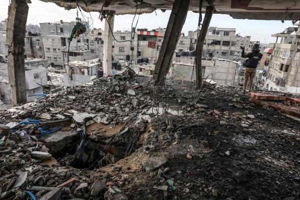 الحرب على غزة لليوم 216 |  اشتباكات في حي الزيتون والجيش يتوغل وسط القطاع