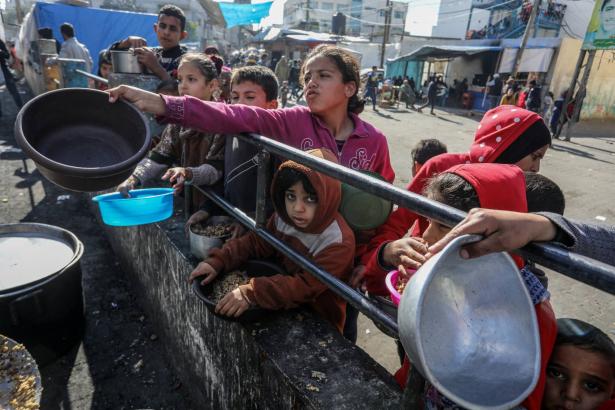 منظمة الأغذية العالمية: عدم إدخال مساعدات كافية لقطاع غزة يهدد بمجاعة فيه.