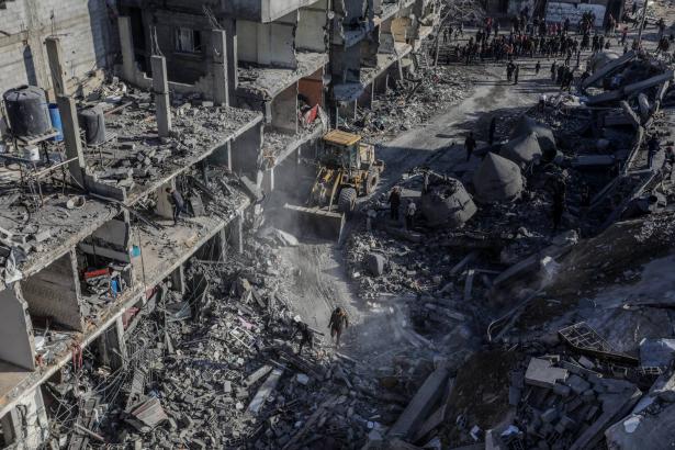 حرب غزة في يومها الـ215 | غارات عنيفة على القطاع واشتباكات في رفح