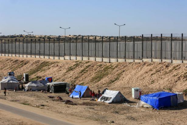 آدم راز: يمكن تسمية ما يجري في غزة نكبة جديدة، فمئات الآلاف يقطنون الخيام