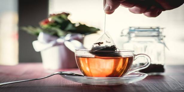 الشاي الساخن أم المشروبات الباردة.. أيهما أفضل في الصيف؟