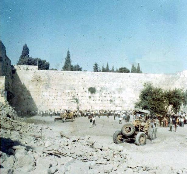 جرّافات إسرائيلية تزيل ركام حارة المغاربة بعد هدمها، في يوليو سنة 1967- ويكيبيديا 
 