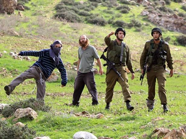 إصابة شاب فلسطيني برصاص مستوطنين بحماية الجيش الإسرائيلي