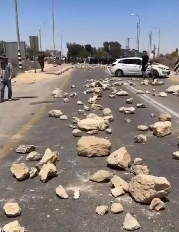 صورة لمحاولات المستوطنين باغلاق الشارع أمام شاحنات المساعدات 
