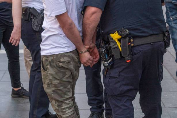 سائق سيارة إسعاف ومساعده يُحاكمان بتهمة تهريب فلسطينيين إلى إسرائيل