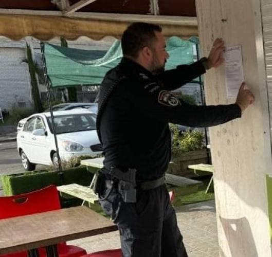 الشرطة تغلق محلًا تجاريا في كفار سابا بسبب تشغيل عامل فلسطيني بدون تصريح