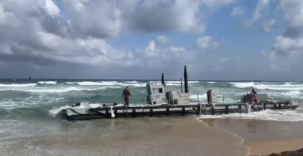 الأمواج تجرف جزءا من الرصيف العائم بغزة إلى أسدود