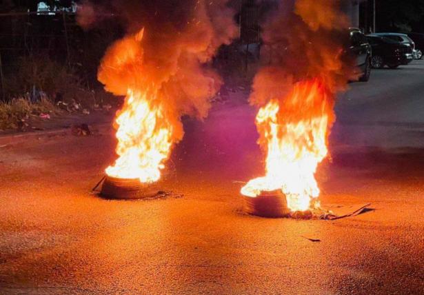 شبان يشعلون الإطارات المطاطية في مدينة نابلس- شهود من نابلس  