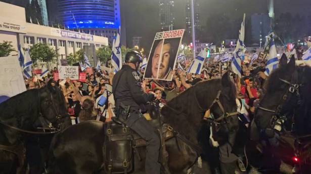 لقطة شاشة من فيديو متداول في وسائل التواصل خلال المظاهرة في تل ابيب