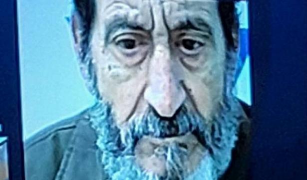 المعتقل منصور خلال ظهوره بالمحكمة 