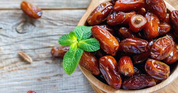 التمر: فوائده الصحية المتعددة وآثاره الجانبية المحتملة
