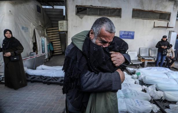 الجيش الإسرائيلي يفرج عن 50 أسيراً من غزة بينهم مدير مجمع الشفاء الطبي