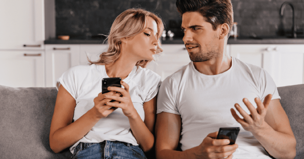 هل تشك في زوجك؟.. 4 تطبيقات لمراقبة هاتفه دون علمه
