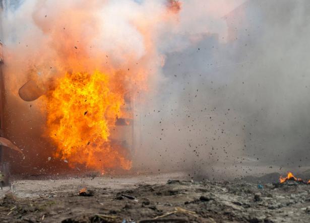 انفجار قنبلة استهدفت سيارة شرطة في مردان الباكستانية ويودي بحياة أشخاص وإصابات