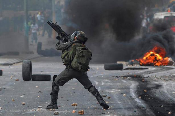 إصابة 5 فلسطينيين بينهم سيدة بالرصاص الحي شمال الخليل