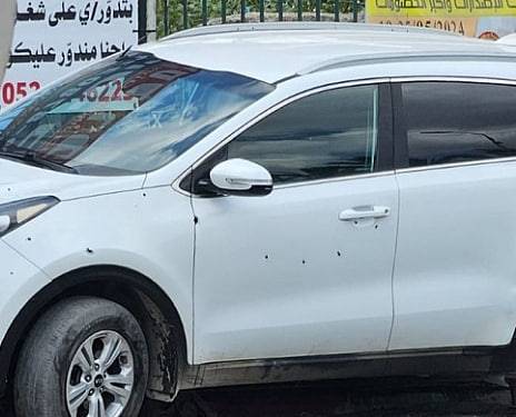 مركبة الشاب في قلنسوة جراء تعرضها لوابل من الرصاص - وسائل التواصل  