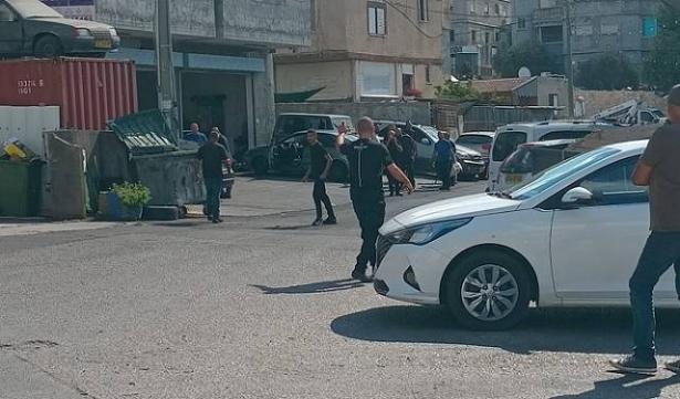 في وضح النهار.. إصابتان خطيرة ومتوسطة بعملية إطلاق نار في شفاعمرو