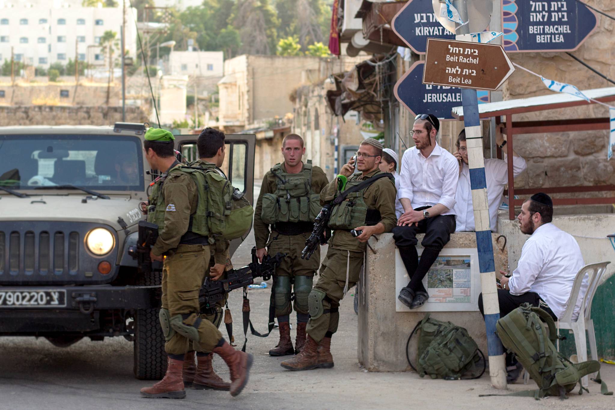 المستوطنين وجنود الجيش-shutterstock 